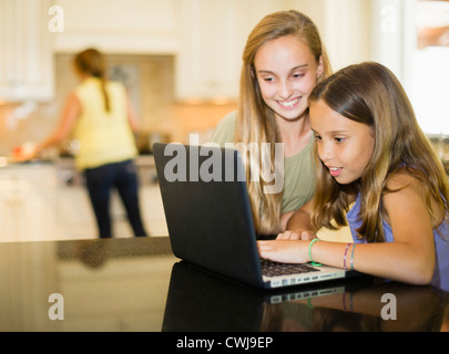 Hispanischen Mädchen mit Laptop zusammen Stockfoto