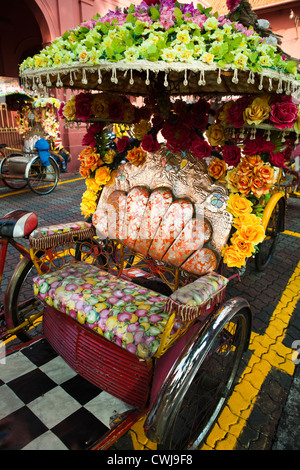 Die Fahrradrikschas in Melaka sind bunt mit allerlei Dekorationen, jede mit ihrem eigenen individuellen Design und Flambouyant Farben hinzufügen Stockfoto