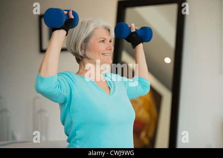 Kaukasische Frau Training mit Hanteln Stockfoto