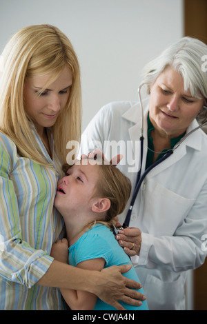 Mädchen Weinen mit Checkup in Arztpraxis Stockfoto