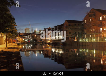 Leeds-Liverpool Kanal Leeds Stadtzentrum entfernt in der Nacht Stockfoto