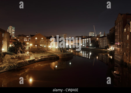 Leeds-Liverpool Kanal Leeds Stadtzentrum entfernt in der Nacht Stockfoto