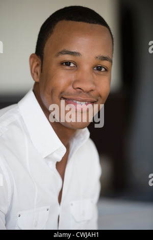 Lächelnder Mischlinge Mann Stockfoto