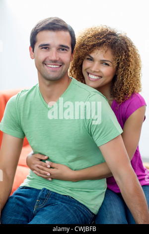 Gemischte Rassen paar umarmt Stockfoto