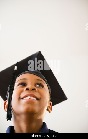 Lächelnde schwarzer Junge in Graduation cap Stockfoto
