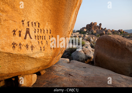 Alte Kunst auf Felsbrocken in Hampi Stockfoto