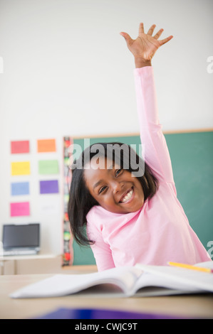 Schwarzen Studenten Erhöhung Arm, die Beantwortung einer Frage Stockfoto