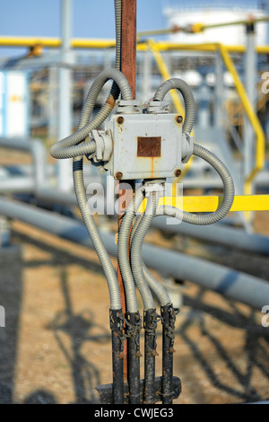 Gerät, schmutzig, elektrisch, elektrische, Strom, Energie, Ausrüstung, Industrie, Industrie, Metall, alte, im Freien, Rohr, Kraft, sup Stockfoto