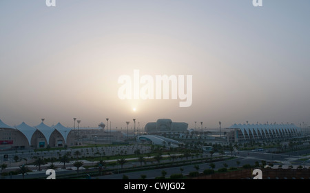 Sonnenaufgang über dem Viceroy Hotel und Insel Yas Formel 1 Strecke, Abu Dhabi Stockfoto