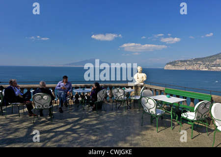 Besucher genießen Drink am Nachmittag auf dem Balkon des Excelsior Vittoria Hotel, mit Blick auf Sorrent, Golf von Neapel und Vesuv, Stockfoto