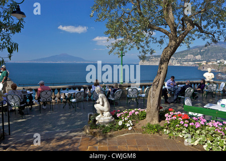 Besucher genießen Drink am Nachmittag auf dem Balkon des Excelsior Vittoria Hotel, mit Blick auf Sorrent, Golf von Neapel und Vesuv,