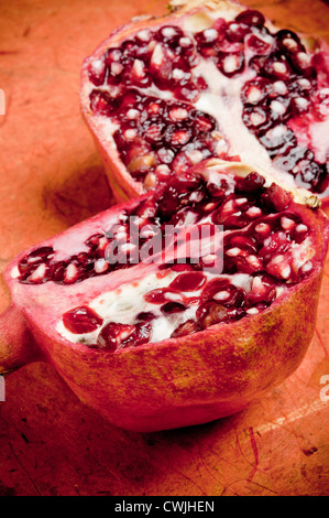 Granatapfel-Frucht in zwei Hälften geschnitten Stockfoto