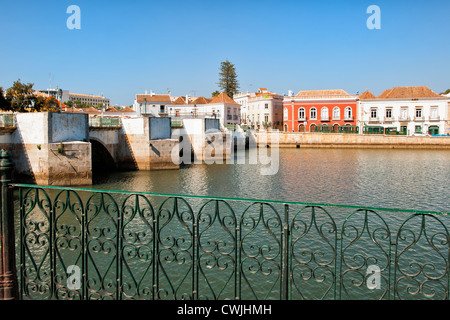 Römische Brücke über Gilao Fluss, Tavira, Algarve, Portugal Stockfoto