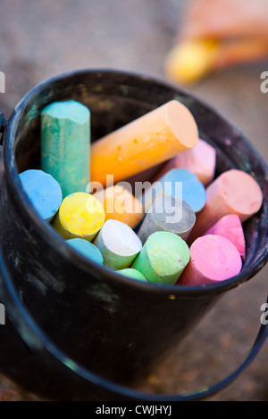 Eimer mit bunten Stifte im Freien für Zeichnung Stockfoto