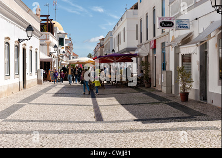 Vila Real de Santo Antonio, Straße mit Menschen, Algarve, Portugal Stockfoto