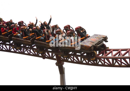 Gruppe von Menschen, die reiten die Achterbahn "Rita - Queen of Speed" in Alton Towers Stockfoto