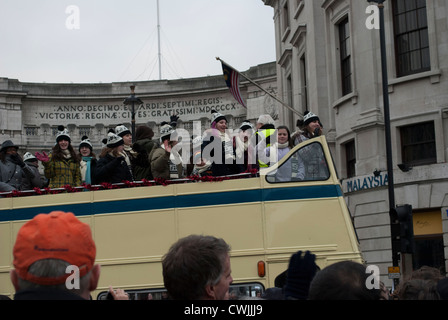 Nach oben auf eine offene gekrönt Bus in der New Years Day Parade mit Admiralty Arch im Hintergrund Stockfoto