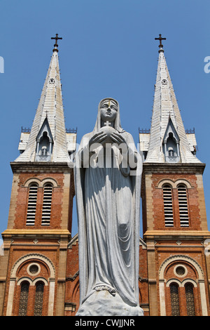 Türme und Skulpturen der Kathedrale Notre Dame in Ho-Chi-Minh-Stadt Stockfoto