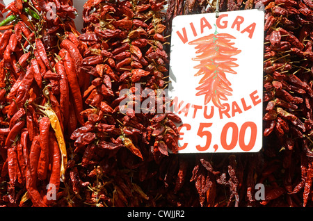 Getrocknete Chili Paprika zum Verkauf, Italien Stockfoto