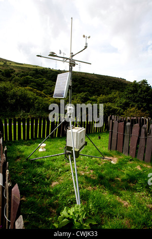 Eine Wetterstation in der Nähe Aber Falls, Gwynedd, Nordwales, zeigt der Solar-Panel und Wind Messgeräte Stockfoto