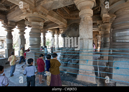 Hinduistische Kinder verehren Nandi Bull Monolith. Hoysaleswara Tempel. Dorasamudra. Indien Stockfoto