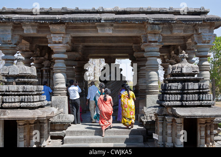 Hindu-Pilger vor der Nandi Bull Monolith. Hoysaleswara Tempel. Dorasamudra. Indien Stockfoto