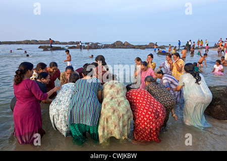 Indische Frauen beten im Meer. Kanyakumari. Indien Stockfoto