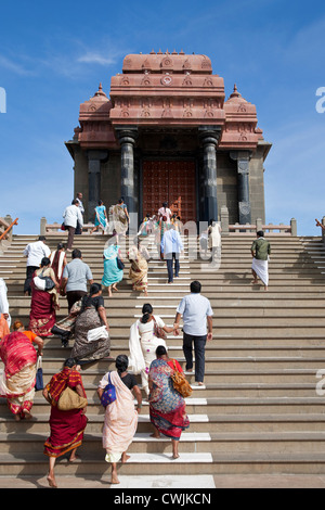 Hindu-Pilger beim Treppensteigen, Vivekananda Mandapam. Vivekananda Rock Memorial. Kanayakumari. Indien Stockfoto