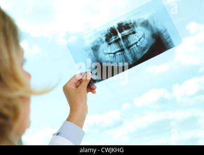 Bild des weiblichen Arztes halten und mit Blick auf x-ray Stockfoto