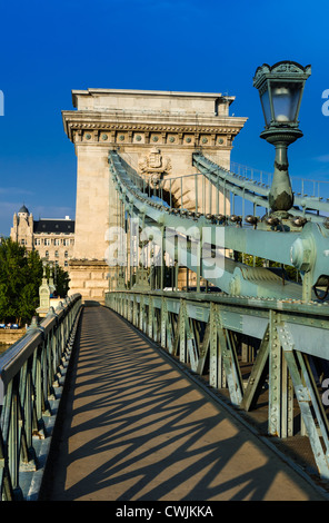 Der Széchenyi-Kettenbrücke ist eine Hängebrücke, die die Donau zwischen Buda und Pest erstreckt. Stockfoto