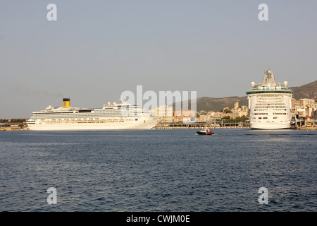 Am frühen Morgen Ankunft Costa Cruise Lines Kreuzfahrt Schiff "Costa Serena" in den Hafen von Palma De Mallorca Stockfoto