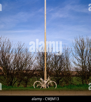 Ghost Fahrrad (Ort, wo jemand bei einem Unfall gestorben) in England in Großbritannien im Vereinigten Königreich. Tod-Straßenverkehr Stockfoto