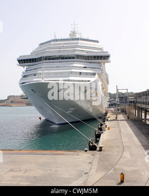 Costa Cruise Lines Kreuzfahrtschiff "Costa Serena" - auf Liegeplatz am späten Nachmittag im Hafen von Palma De Mallorca, Balearen Stockfoto