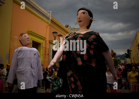 Riesige Papier Papiermache Marionetten, bekannt als "Monos de Calenda, Tanz verkleidet sich als Mann und Frau bei einer Hochzeit in Oaxaca, Mexiko Stockfoto