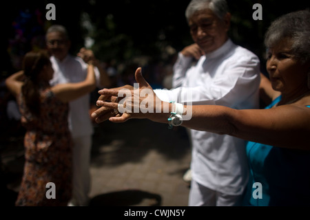 Die Menschen tanzen "Danzon" in den wichtigsten Platz von Oaxaca, Mexiko, 7. Juli 2012. Stockfoto