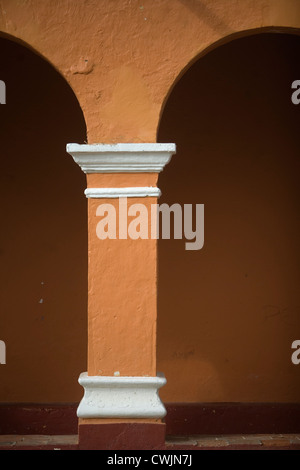 Spalte und Bögen der Kirche San Jeronimo Tlacochahuaya in Oaxaca, Mexiko, 8. Juli 2012. Stockfoto