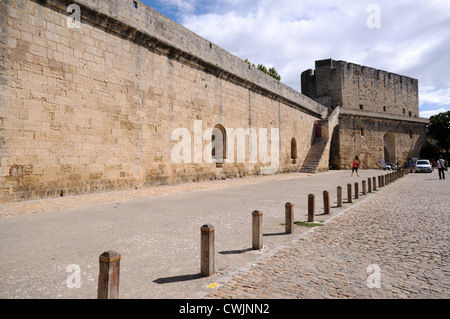 Wälle und Stadtmauern mit Haupteingang nach Aigues Mortes Frankreich vom Ort Anatole Stockfoto