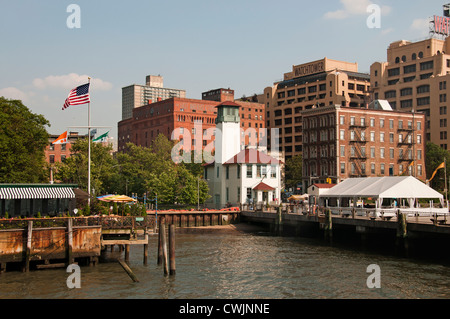 20er Jahre Löschboot Haus auf Fulton Ferry landing Brooklyn Heights East River New York City USA Stockfoto