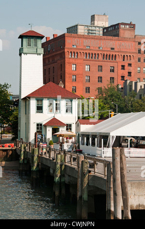 20er Jahre Löschboot Haus auf Fulton Ferry landing Brooklyn Heights East River New York City USA Stockfoto