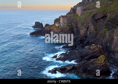 Die Krone-Minen auf Botallack in Cornwall, befindet sich auf einem schroffen Küste Betweem St Just und St. Ives. Stockfoto