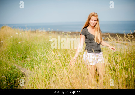 Blonde Frau im Wind fegte Dünen, Cape Elizabeth Maine USA Stockfoto