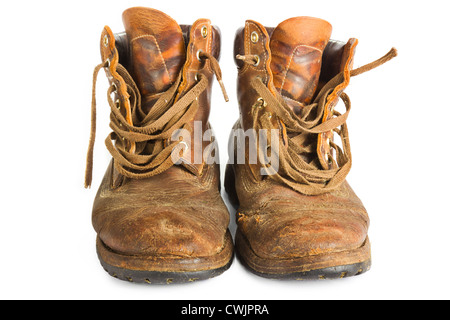 Paar alte getragen Arbeitsstiefel braun Leder auf weiß Stockfoto