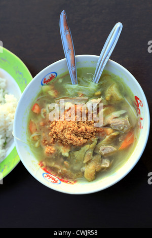 Teller mit Soto Ayam (Hühnersuppe) in Jakarta, Indonesien. Stockfoto