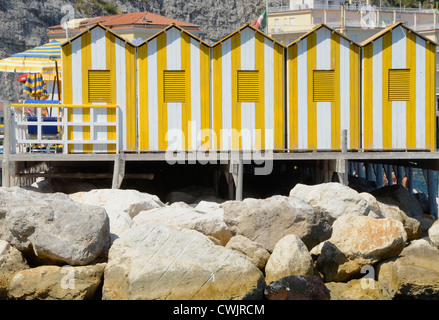 Gestreifte Strandhütten, Sorrent, Italien Stockfoto