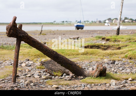 Alten rostigen Anker auf einem britischen Strand. Stockfoto