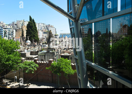 Friedhof von Recoleta angesehen durch die Fenster einer kommerziellen Mall, Buenos Aires, Argentinien Stockfoto