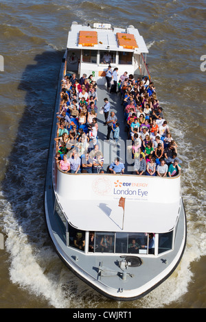 Touristen auf einer Bootstour auf der Themse, London, England Stockfoto