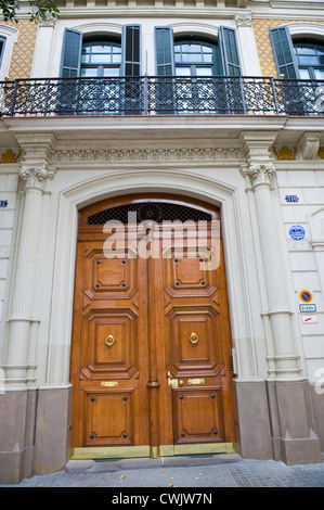 Große Vordertür des Mehrfamilienhauses in Barcelona, Katalonien, Spanien, ES Stockfoto