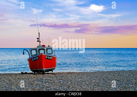 Hölzerne Angelboot/Fischerboot am Strand bei Sonnenuntergang in Branscome Devon Stockfoto