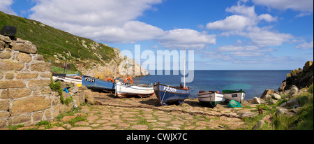 Panorama-Foto von Penberth in Cornwall mit Fischerbooten auf dem gepflasterten Damm an einem hellen Sommertag Stockfoto